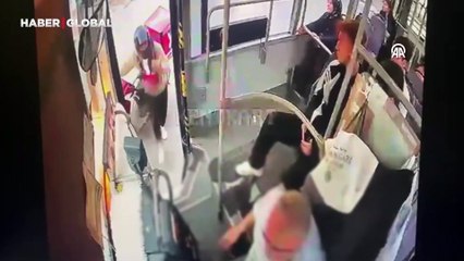 Motokurye ve minibüs şoförü arasında kavga: Saniye saniye kameraya yansıdı