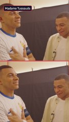 Mbappé conoce su estatua de cera