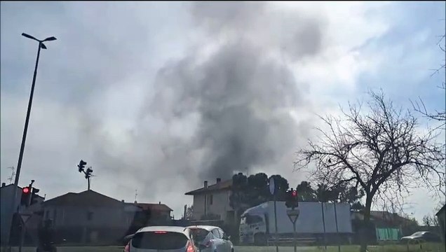 Busto Garolfo, camion in fiamme: densa colonna di fumo nel cielo