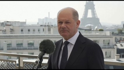 Scholz da Parigi: stop sanzioni a Russia solo raggiunta la pace