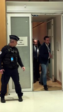 Vidéo - Nicolas Sarkozy sort du procès pour des accusations de financement illégal de la campagne présidentielle victorieuse de 2007 par le dictateur Mouammar Kadhafi, au tribunal de Paris, France, le 27 mars 2025. Le parquet requiert sept ans de prison c