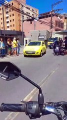 VÍDEO: Motociclista sofre acidente e cai ao chão em Salvador