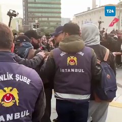 Polis, Cevahir AVM'nin önünde öğrencileri yüzlerini açmadıkları gerekçesiyle gözaltına aldı