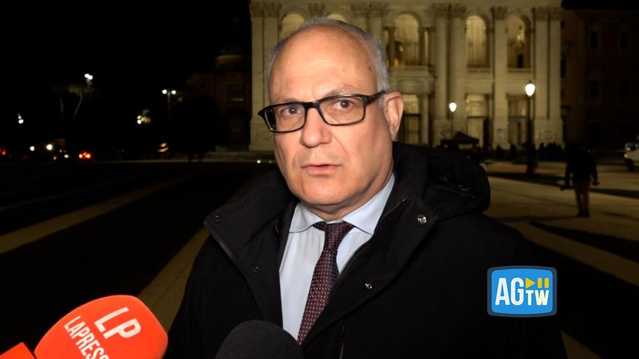 Incendi agli stabilimenti di Ostia, il sindaco Gualtieri: «Inizia una nuova stagione all'insegna della legalità»