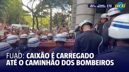 Caixão de Fuad é carregado até o caminhão dos bombeiros, em BH