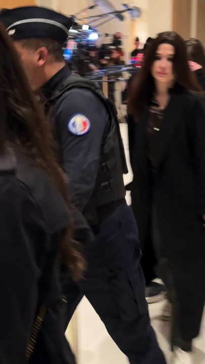 Vidéo - Le tribunal de Paris rendra son jugement le 13 mai (18 mois avec sursis requis contre l'acteur, son avocat plaide la relaxe) - Magda Vavrusova à la sortie du procès de son compagnon Gérard Depardieu pour agressions sexuelles sur deux femmes lors d