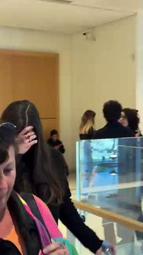 Vidéo - Magda Vavrusova au procès de son compagnon Gérard Depardieu pour agressions sexuelles sur deux femmes lors d'un tournage de film en 2021, au tribunal correctionnel de Paris, France, le 27 mars 2025. © Christophe Clovis/Bestimage