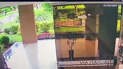 Vídeos mostram criminosos entrando em apartamento para furtar armas