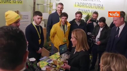La battuta di Meloni allo stand Coldiretti di Agricoltura: «È dietetico? Se ingrasso te vengo a cercà...»
