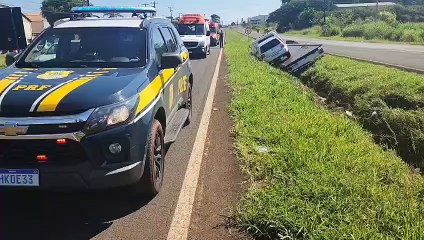 Caminhão cai em canteiro central de rodovia após pneu estourar; pai e filha ficaram feridos