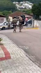 Brincadeira entre amigos vira caso de polícia e falsa bomba provoca correria