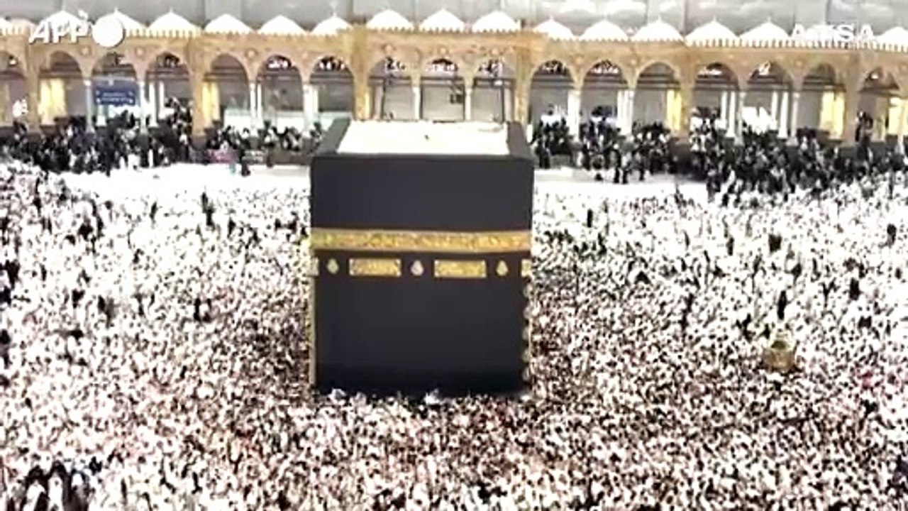 La Mecca, ultima notte di Ramadan: i fedeli nella Grande Moschea