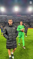 Los jugadores del Barça celebran la victoria y el liderato en solitario en Montjuïc