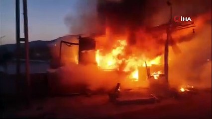 Depremde iş yeri yıkılan esnafın konteyner ekmek teknesi alevlere teslim oldu, onlarca cep telefonu kullanılmaz hale geldi
