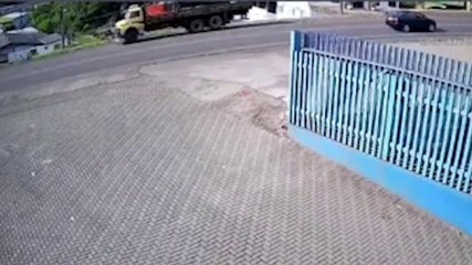 Câmera registra colisão entre motocicleta e caminhão; piloto ficou em estado grave