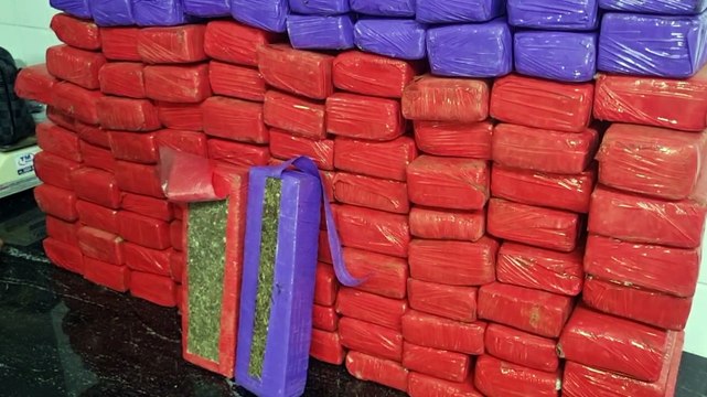 PM intercepta HB20 recheado com 80 kg de maconha e prende dois na BR-277 em Cascavel