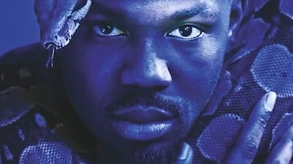 Thuram posa con un serpente in faccia. E quella maglia dell'Inter...