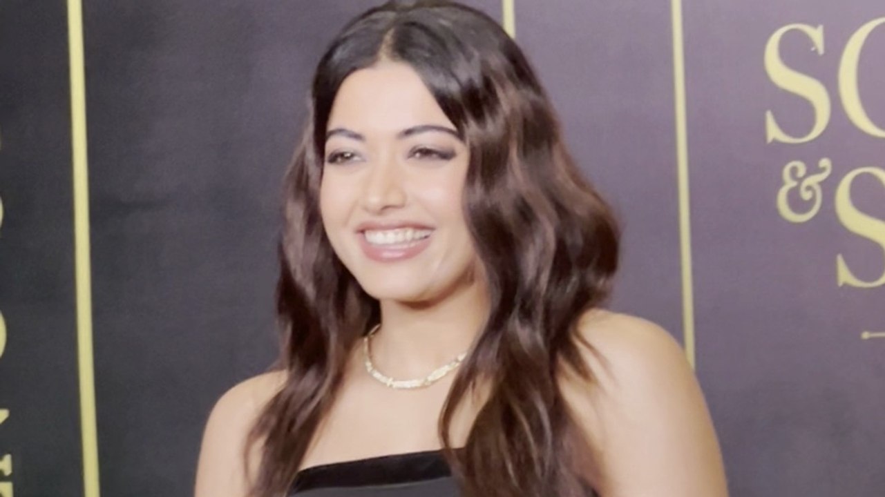 ऑल ब्लैक आउटफिट में दिखीं Rashmika Mandanna