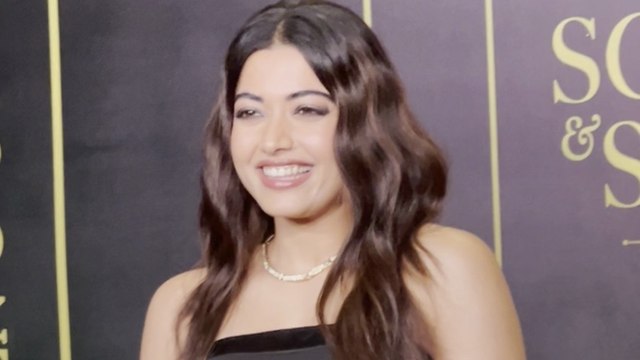 ऑल ब्लैक आउटफिट में दिखीं Rashmika Mandanna