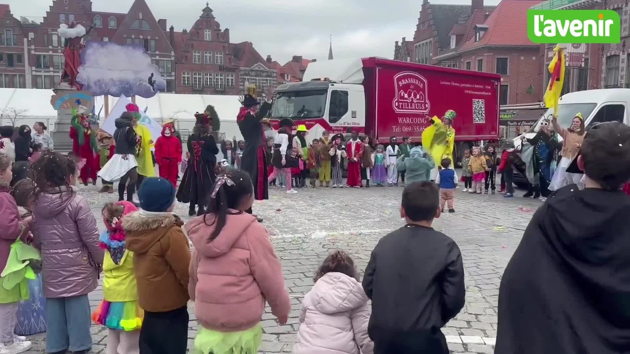 Les élèves des Ursulines dansent la chorégraphie du Roi et de la Reine carnaval