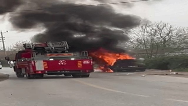 Seyir halindeki otomobil alev alev yandı