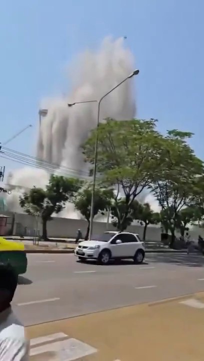 بینکاک تھائی لینڈ میں آج آنیوالے زلزلے میں ایک زیر تعمیر پلازہ گرنے کا منظر، اطلاعات کے مطابق زلزلے کی وجہ سے بینکاک میں کافی نقصان ہو چکا ہے۔😭  یاد رہے اس عمارت میں چالیس افراد کام کر رہے تھے جو کہ اب “لاپتہ” ہو چکے ہیں۔