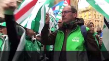 Metalmeccanici, Schlein contestata in piazza da Fim-Cisl e Uilm: "Via i politici!"