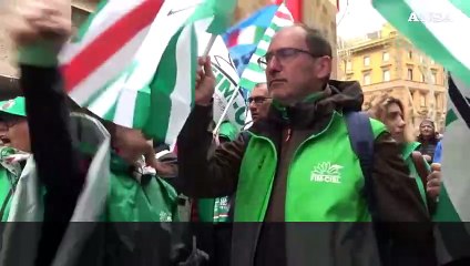 Metalmeccanici, Schlein contestata in piazza da Fim-Cisl e Uilm: "Via i politici!"