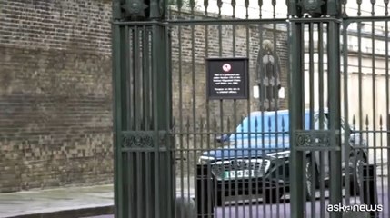 Re Carlo esce dalla residenza di Clarence House dopo breve ricovero