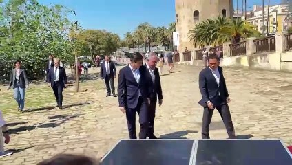 Ángel Haro y Del Nido Carrasco posan junto al alcalde Sevilla, José Luis Sanz