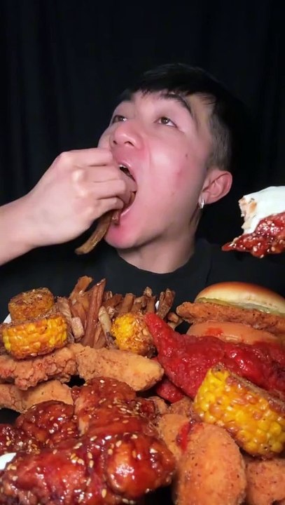 Follow for more ASMR videos🌮🍟 Credits: @dlameats #mukbang #asmr #fastfood #asmreating