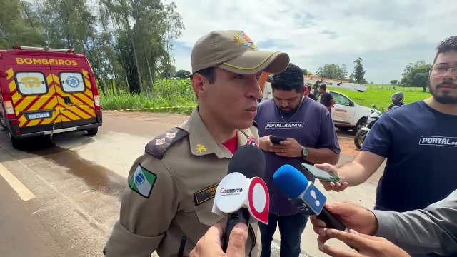 Acidente entre caminhão e caminhonete deixa duas vítimas na PR-482, em Umuarama -