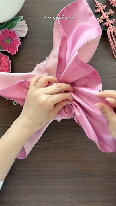 Gift Wrapping Tutorial via: @areum_deuri