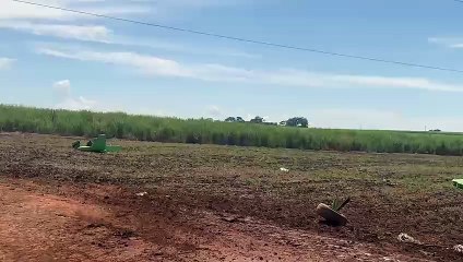 Destroços de avião agrícola que caiu no interior de São Paulo