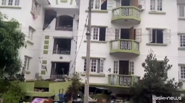 Terremoto Myanmar: Si scava per liberare mamma e figlio dalle macerie