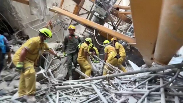 Rescate entre los escombros de los cuerpos tras el terremoto en Tailandia