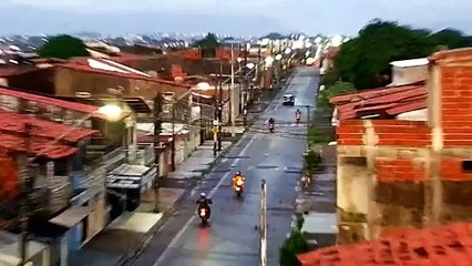 Dupla é presa após derrapar a moto e cair durante perseguição policial em Fortaleza