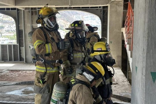 Bomberos de Los Cabos se preparan para emergencias en edificios altos