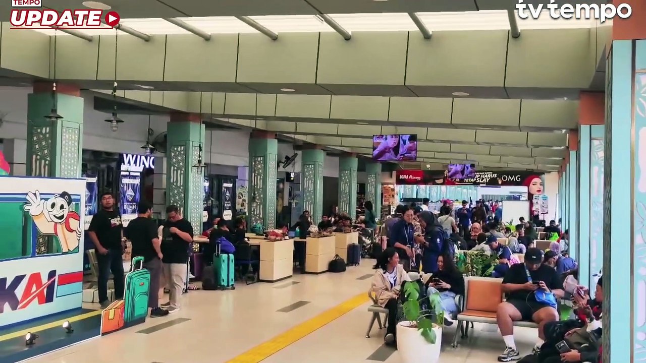 Suasana Stasiun Pasar Senen Dipadati Pemudik