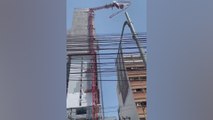 El operador de una grúa sale despedido de su cabina durante el terremoto
