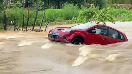 Condutor fica preso dentro de carro em meio a correnteza de enchente em Juazeiro do Norte