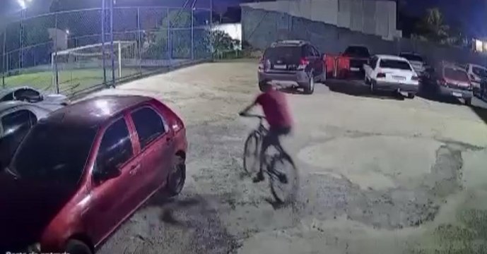 Câmeras mostram homem furtando bicicleta em Arapongas; veja o vídeo
