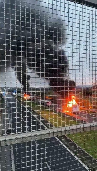 San Vincenzo, assalto al portavalori. Fumo e fiamme in strada
