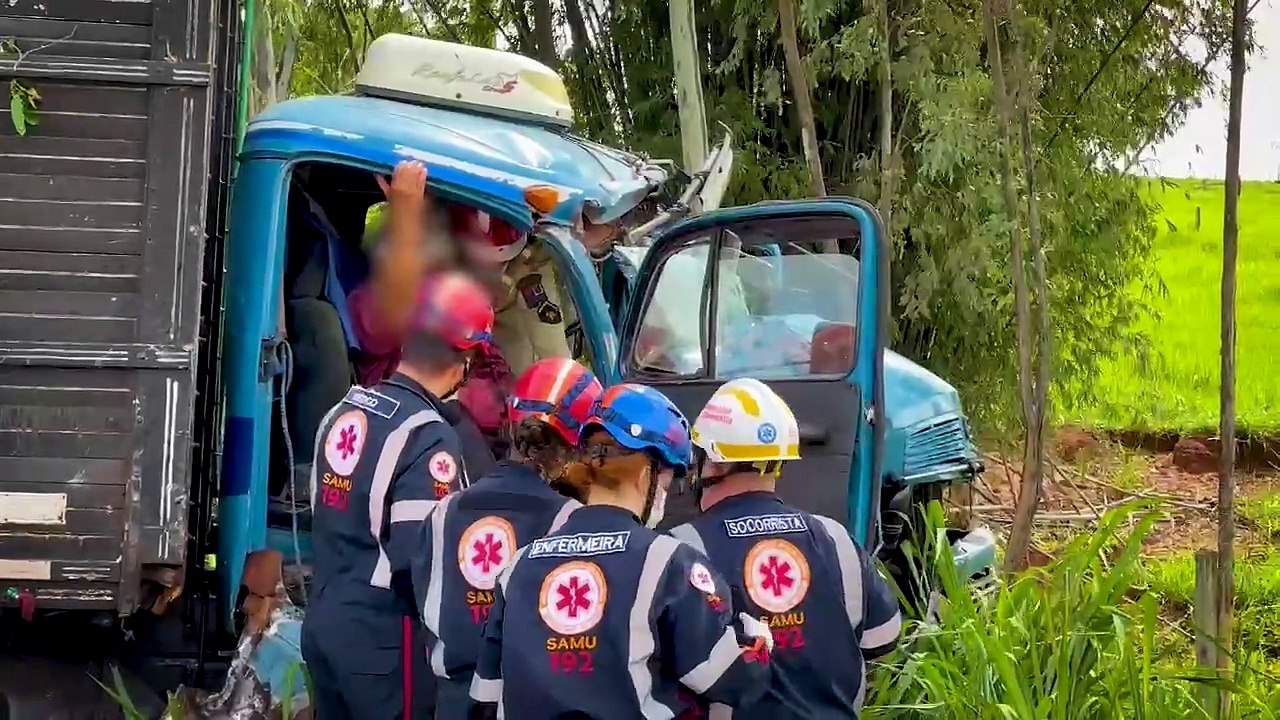 Acidente entre caminhão e caminhonete deixa duas vítimas na PR-482, em Umuarama