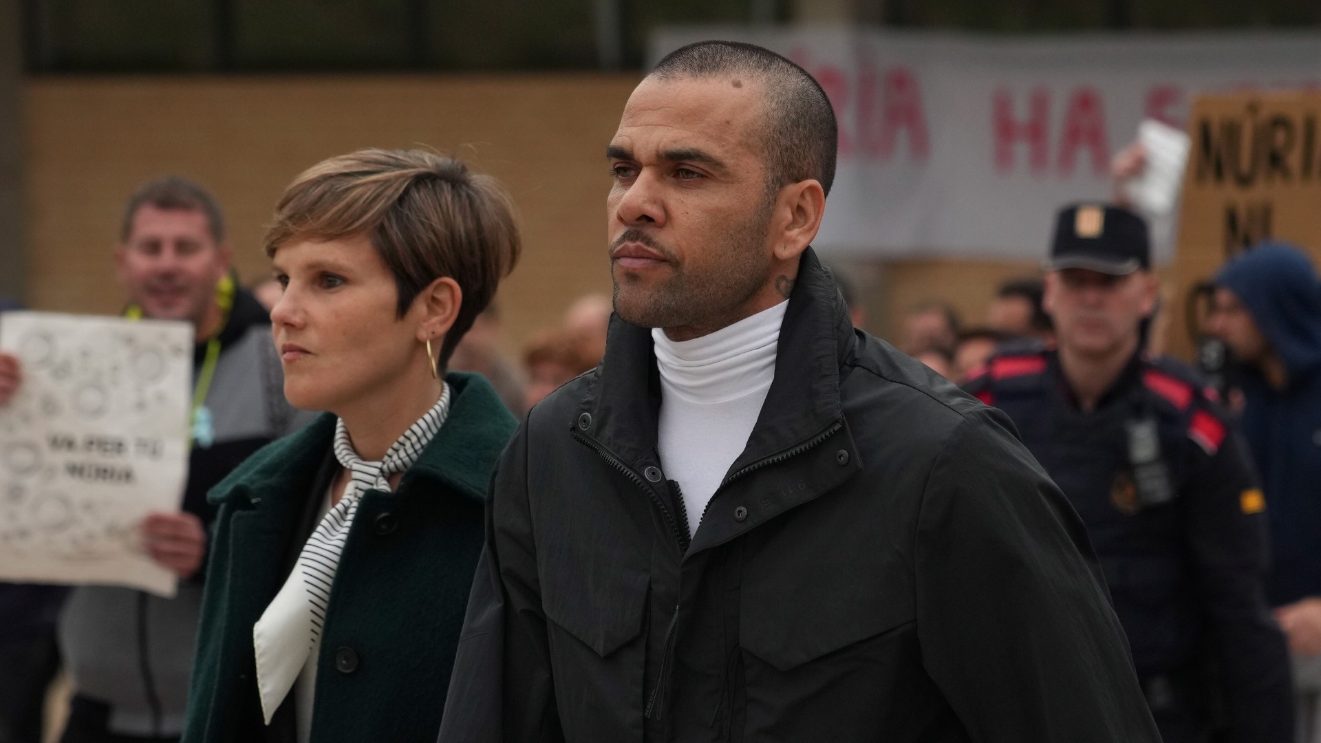 La ex ministra de Igualdad, Irene Montero, ha criticado con dureza la decisi�n del Tribunal Superior de Justicia de Catalu�a (TSJC) de absolver a Dani Alves, revocando as� su condena por violaci�n. En un v�deo publicado en su cuenta de X (antes Twitter), la actual eurodiputada de Podemos ha calificado la sentencia como "un claro ejemplo de violencia institucional y de justicia patriarcal", asegurando que desprotege a las mujeres y refuerza la impunidad de los agresores.