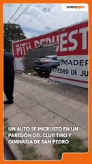 Auto se incrustó en una pared del club sociedad y tiro de san pedro