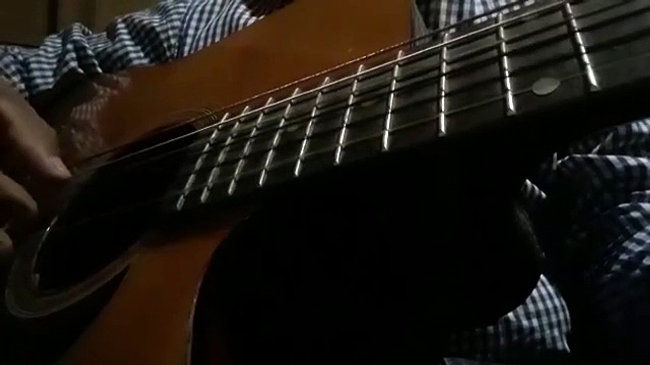 Don justo tocando su guitarra