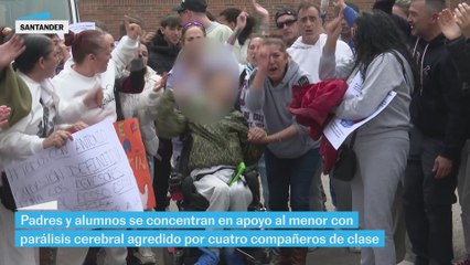 Padres y alumnos se concentran en apoyo al menor con discapacidad agredido en Santander