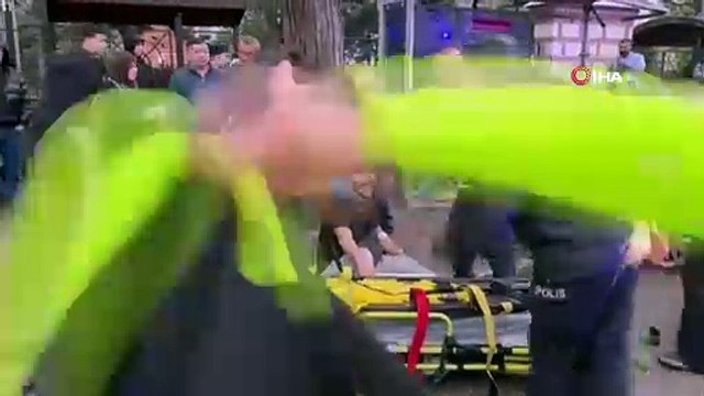 Bursa\'da otomobil, otobüs durağına daldı! Çok sayıda yaralı var