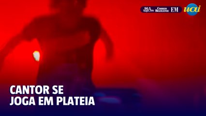 Cantor Maxi Trusso se joga na plateia e encerra show no camarim